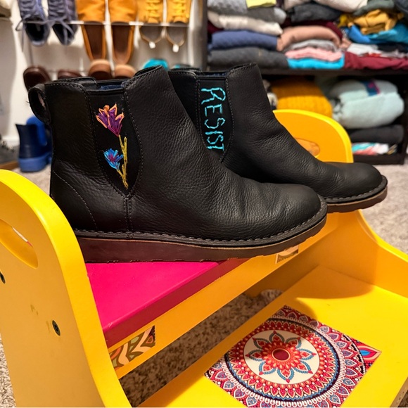 L.L. Bean Black Stonington Leather Boots with Pink and Green Embroidery - Picture 2 of 10